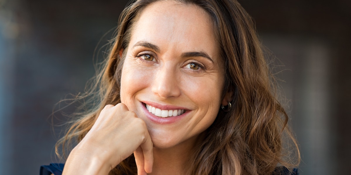 15 Things Every Smart Woman Should Do Before She Turns 40 smiling woman