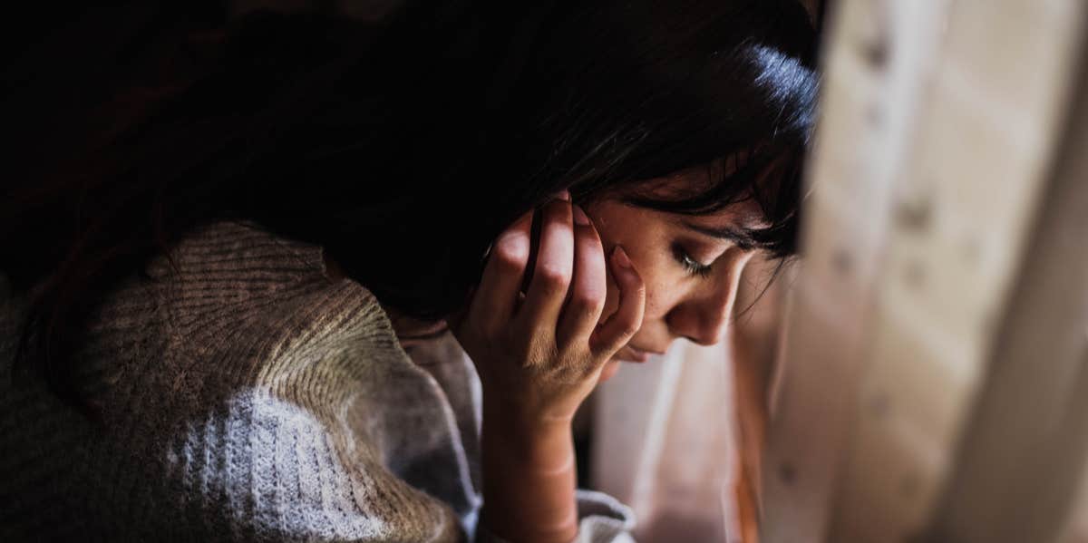 15 Immediate Warning Signs You're Dealing With A Toxic Person worried woman