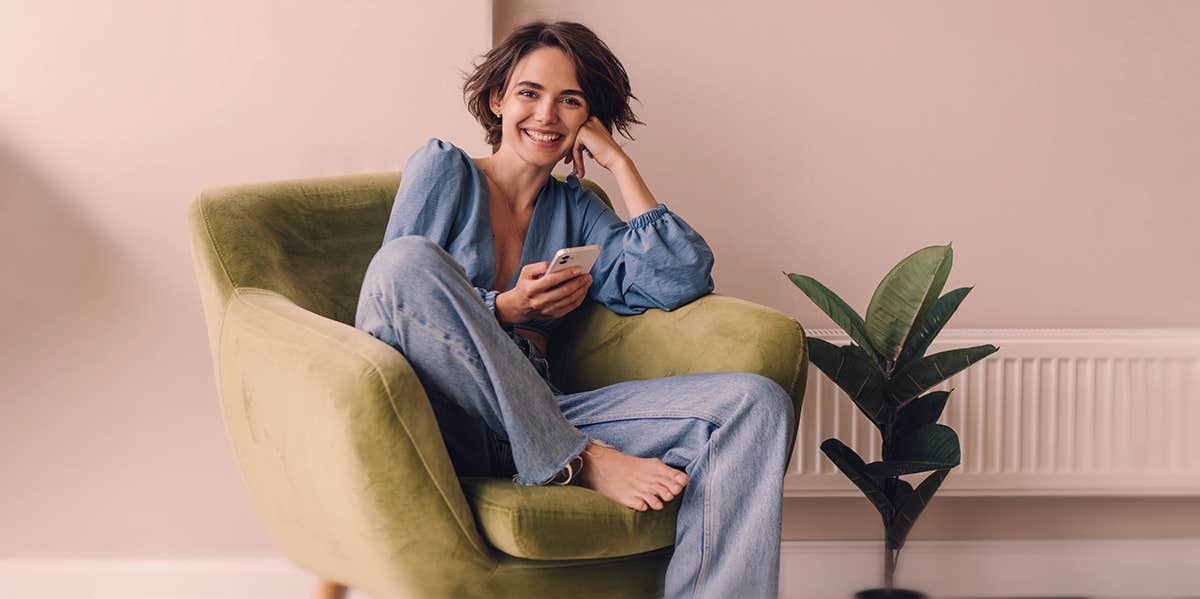 15 Make-Or-Break Ways Your Self-Esteem Affects Your Relationship woman smiling