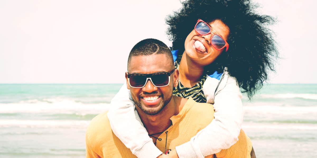16 Secrets Of Couples With Long-Lasting Relationships couple having fun on beach