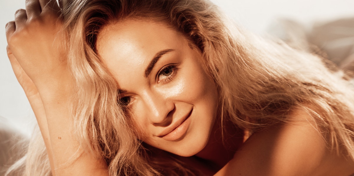 16 Ways To Feel Sexy In 5 Minutes Or Less confident smiling woman