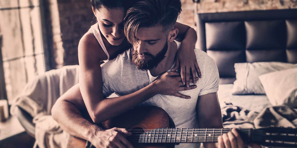 If He Does These 17 Things, He's DEFINITELY An Alpha Male couples hugging