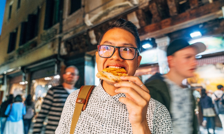 Men Eat More Pizza When Trying To Impress Women Men Eat More Pizza When Trying To Impress Women