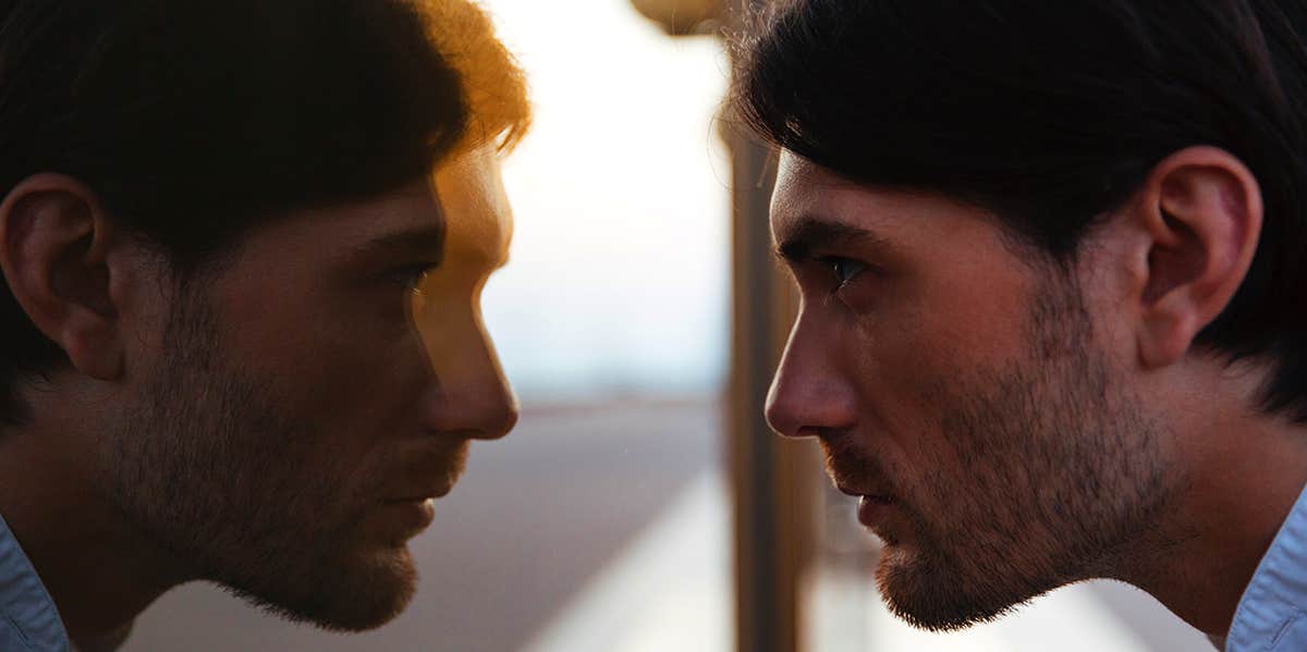The 2 Simple Words The Most Powerful People Repeat To Themselves Dai man looking in the mirror