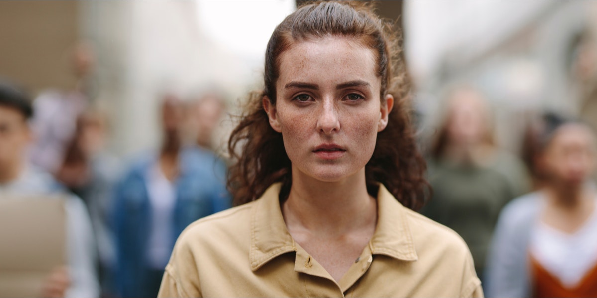 The 2 Subconscious Ways We Judge Everyone (And Why We Do It) woman in crowd