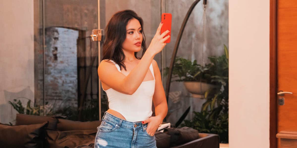 20 Ways To Fall In Love (Or Least In "Like") With Your Looks, According To Experts girl posing while taking selfie