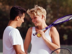 couple playing tennis