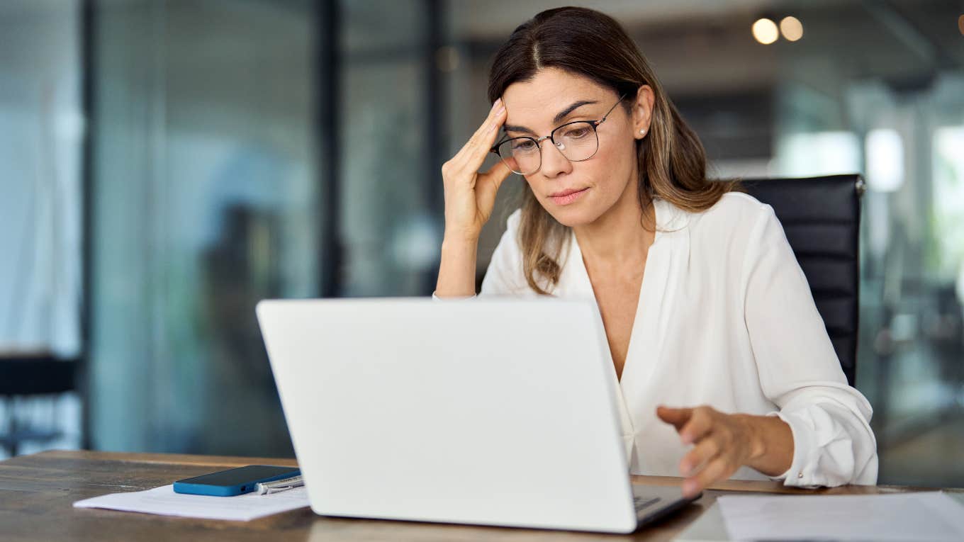 6 Signs You Hate Your Job Because Your Boss Is Doing The Bare Minimum woman on computer