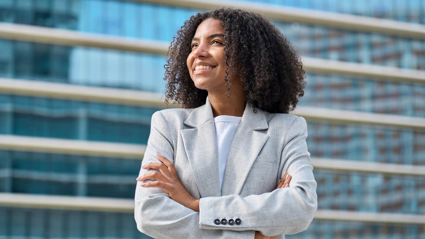 Dating Coach Reveals 3 Powerful Ways A Woman Can Instantly Be Seen As A Leader At Work confident working woman