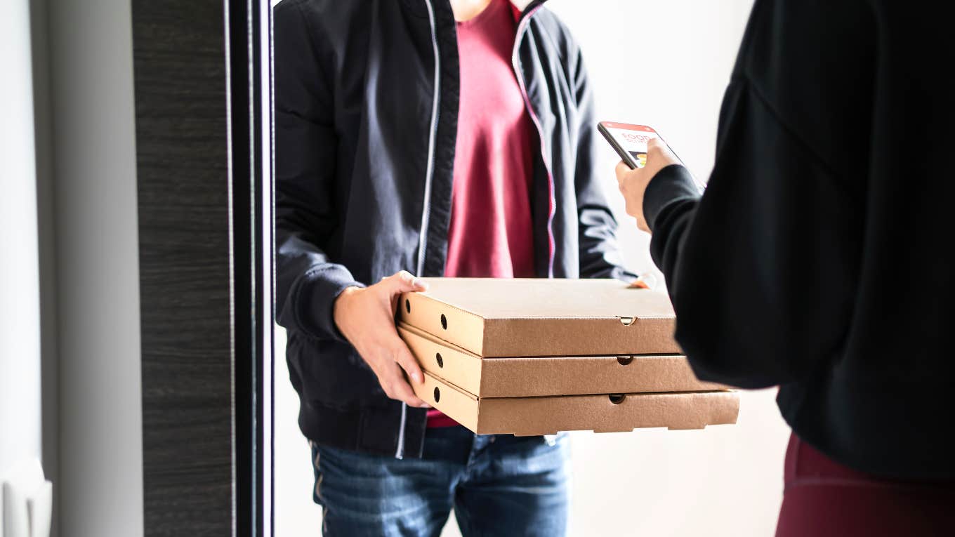 DoorDash Driver Confronts Customer At Ring Camera Because Of Their $8 Tip delivery driver waiting for tip