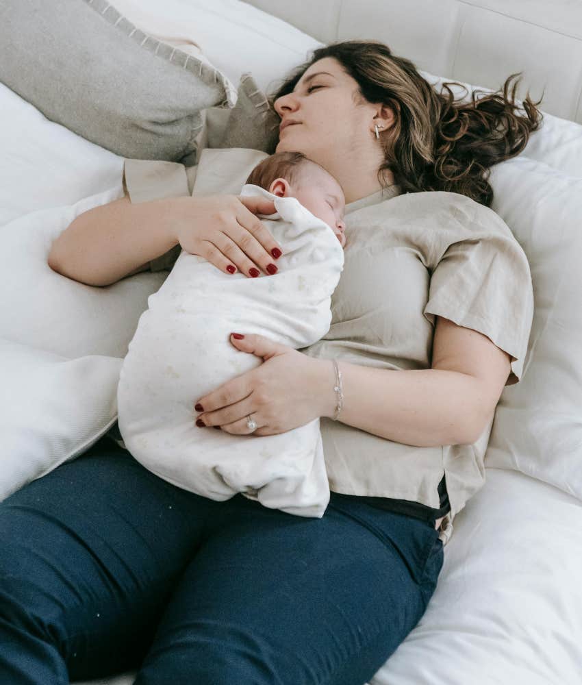 mom sleeping with baby 
