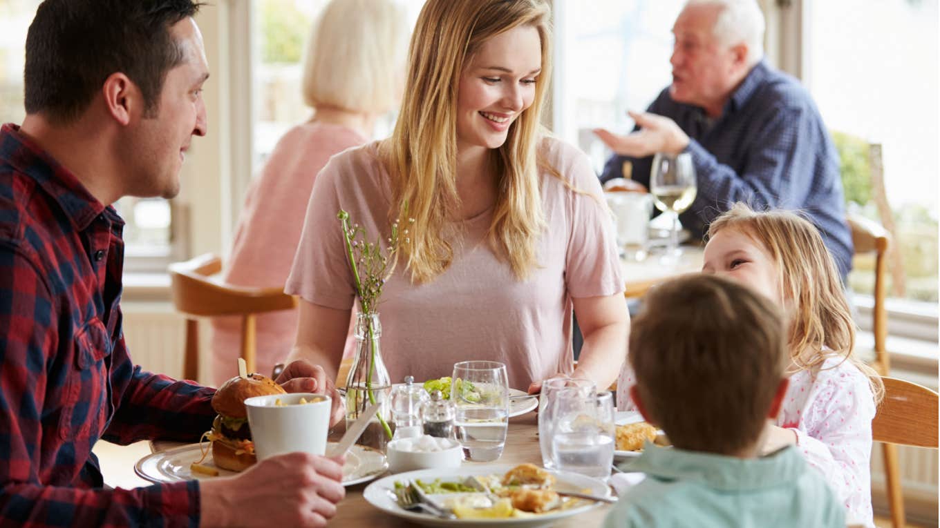 Mom Breaks Up With Boyfriend Who Offered To Pay For Her Kids' Meals After He Asks Her To Be More Mindful Of What They Order a family enjoys meal together at restaurant
