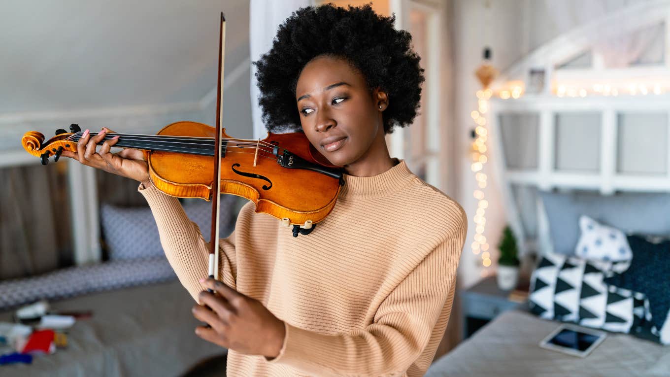 woman playing the violin