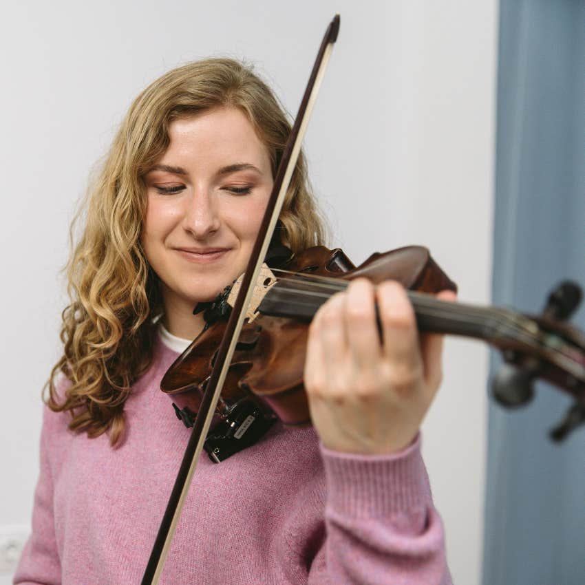 woman playing the violin