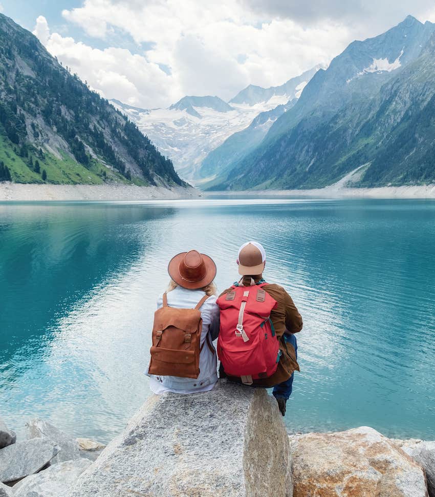 Traveling couple in nature improved their marriage with teamwork