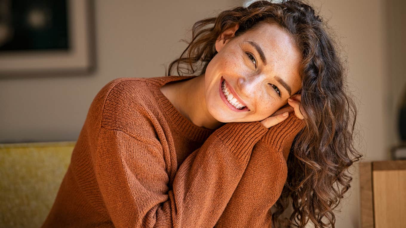 7 Signs You Have A Charming Personality That Is Attractive To Others charming woman