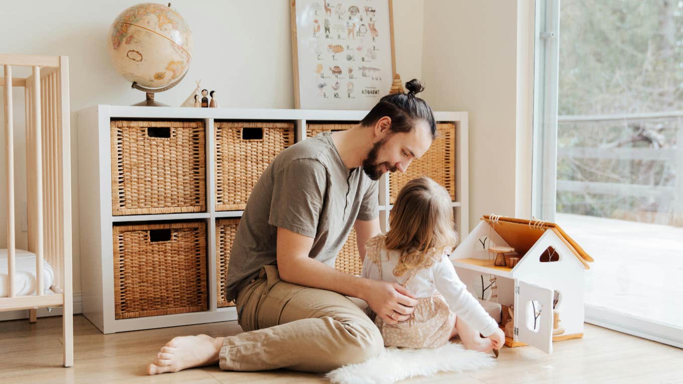 Man Claims That Being A Stay-At-Home-Dad Is Easier Than An Office Job stay at home dad with his child