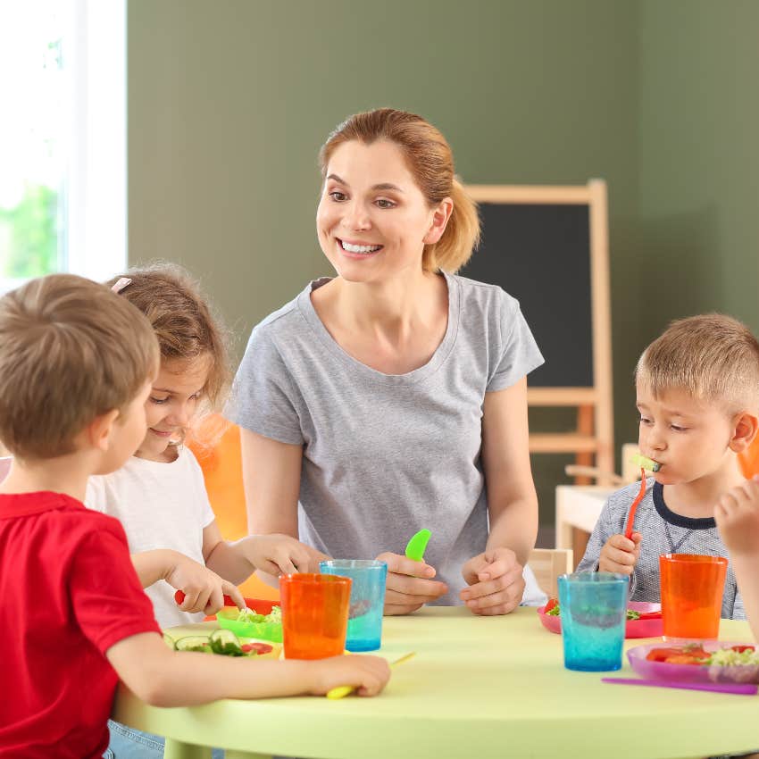 Teacher eating lunch with young students