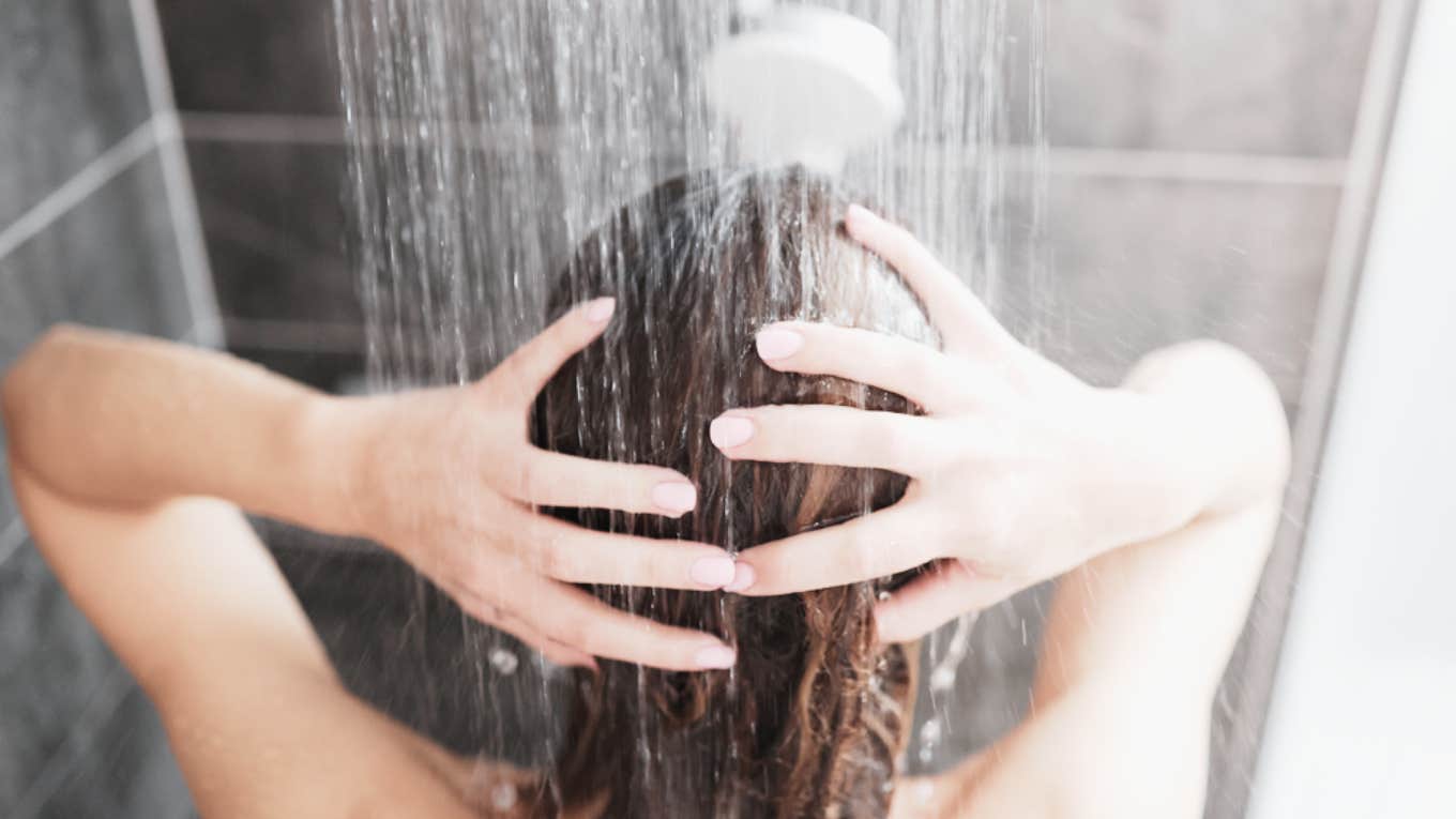 Woman Breaks Up With Boyfriend After He Entered The Bathroom While She Was Showering woman, shower