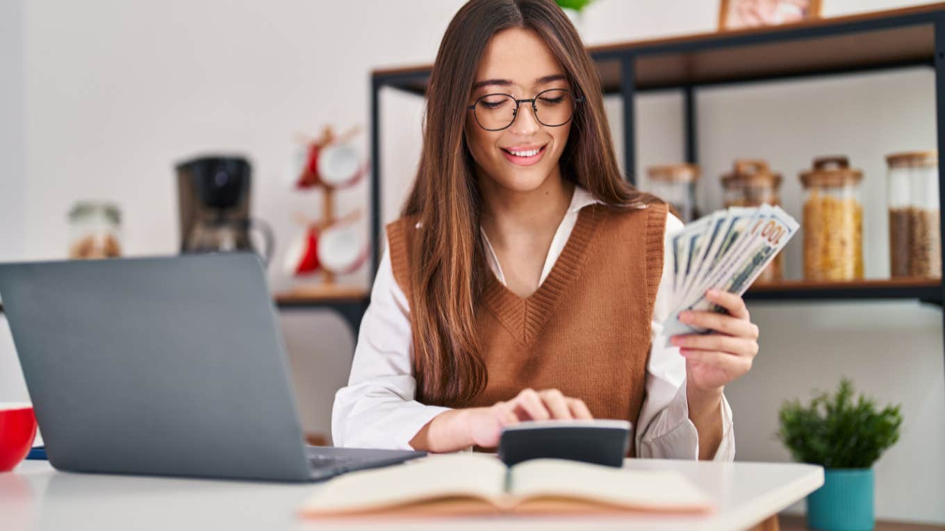 Unemployed Woman In $150K Debt Explains Why She's Borrowing Money To Go On A 6-Day Cruise woman using laptop counting money at home