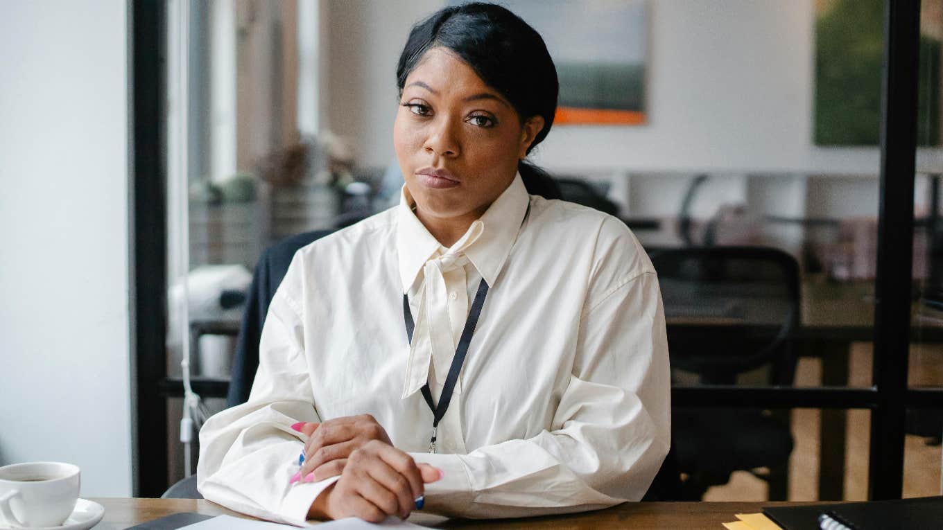 Woman Explains Why She Quit Her Job Just 10 Minutes Into Her First Day serious employee unhappy at her job