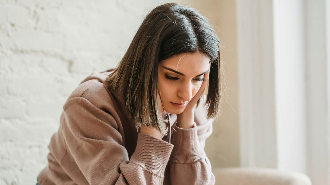 Daughter Shares 5 Basic Steps She Wishes Her Mom Had Taken Before She Passed That Would've Made The Aftermath So Much Easier sad woman