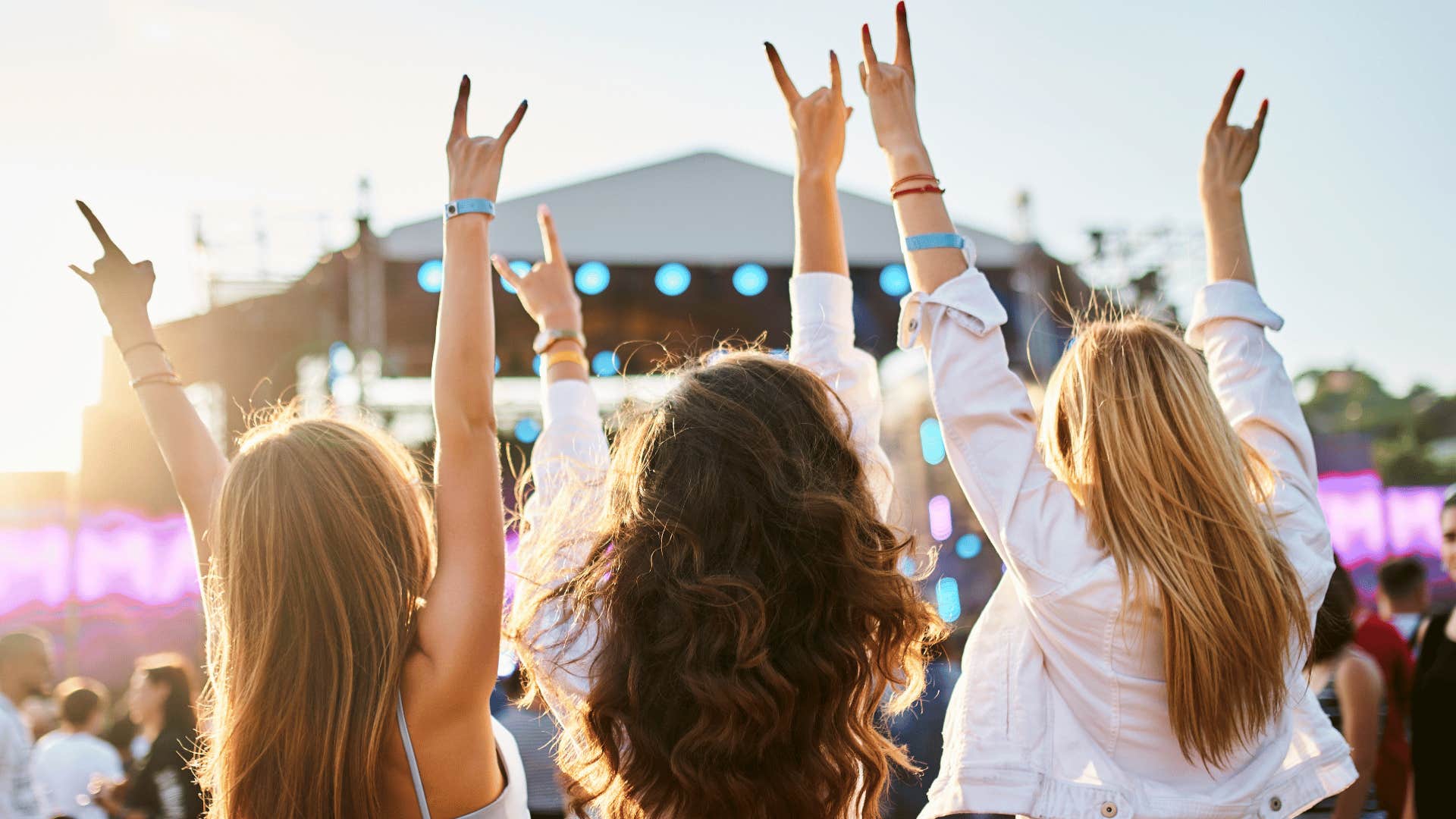 group of friends respecting others at a concert
