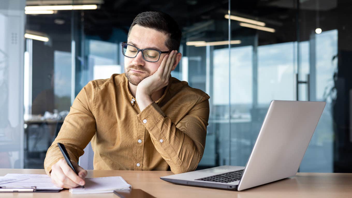 Man Notices Full-Time Workers Don’t Actually Do 8 Hours Of Work A Day Man unproductive at work