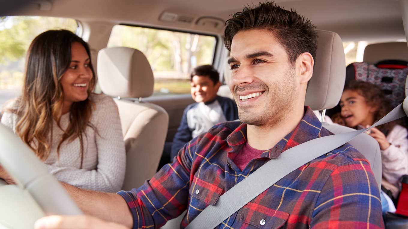 Mom Furious After Learning That Her Husband Was Endangering Their Kids While They Were In The Car mom turning around in car to look at kids while dad drives