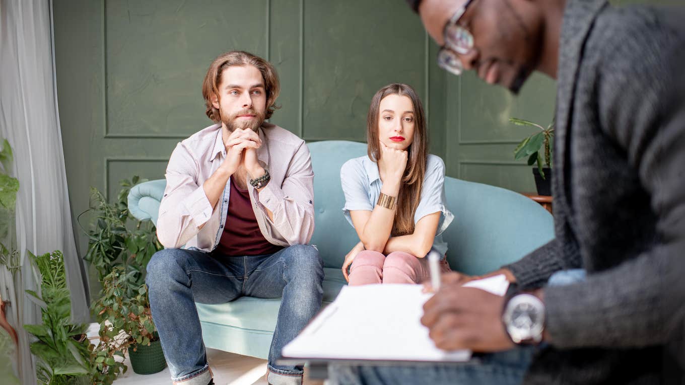 Tell-Tale Signs Of Divorce Marriage Therapists Look For Signs that divorce therapists look for, couple in marriage therapy