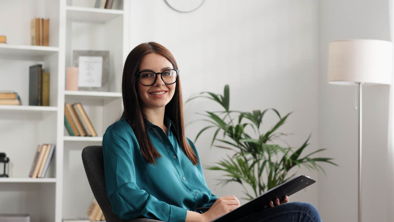 Therapist Reveals Her 3 Biggest Pet Peeves About The Mental Health Space therapist in office