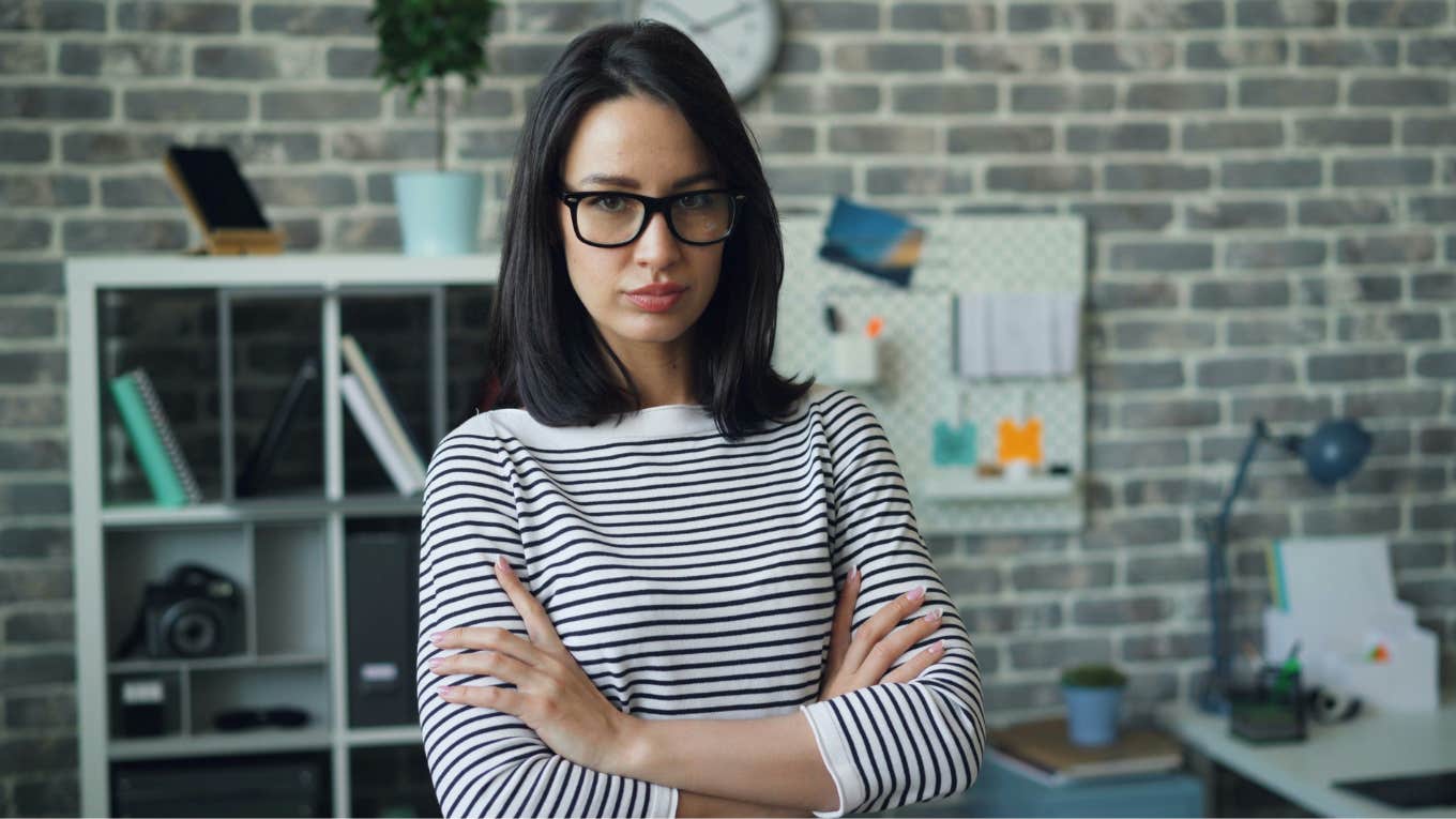 Woman Notices That Gen Z, Millennials, Gen X & Boomers Have Completely Different Ideas Of What Work Appropriate Attire Means woman in office