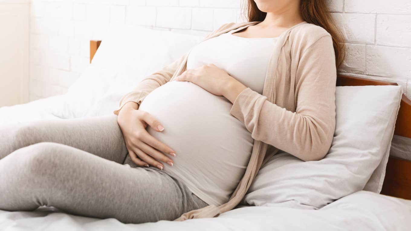 Work-From-Home Dad Snapped At His Pregnant Wife On Bedrest pregnant woman resting in bed