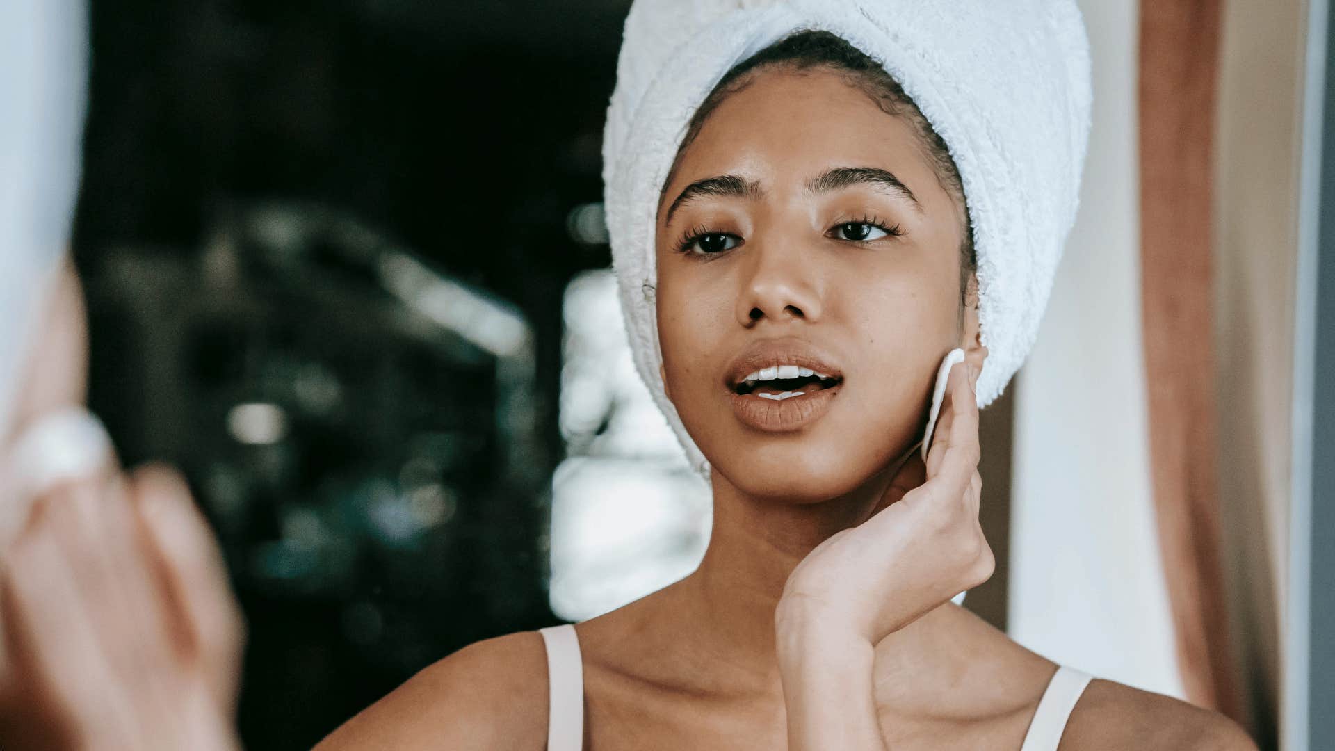 woman doing her beauty routine
