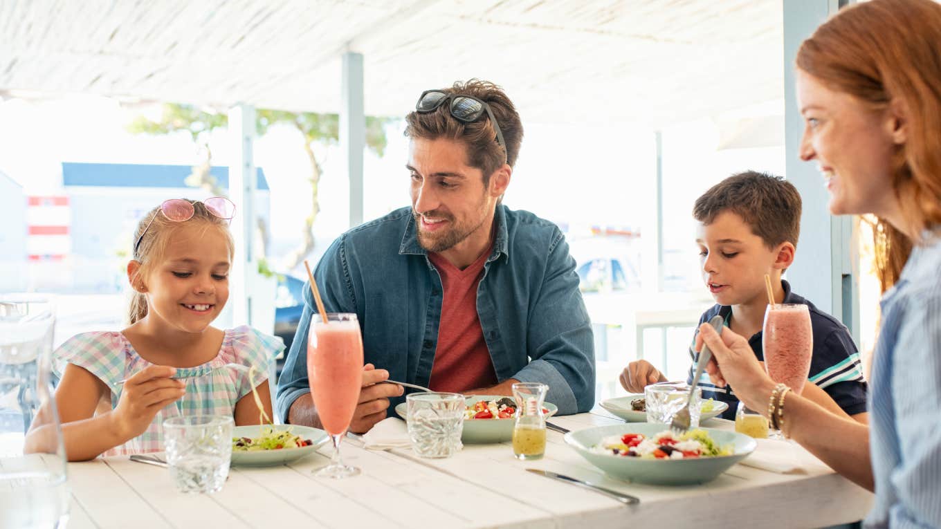 Dad Annoyed After Server Added Automatic Gratuity Because Of His 4 Kids family eating together in restaurant