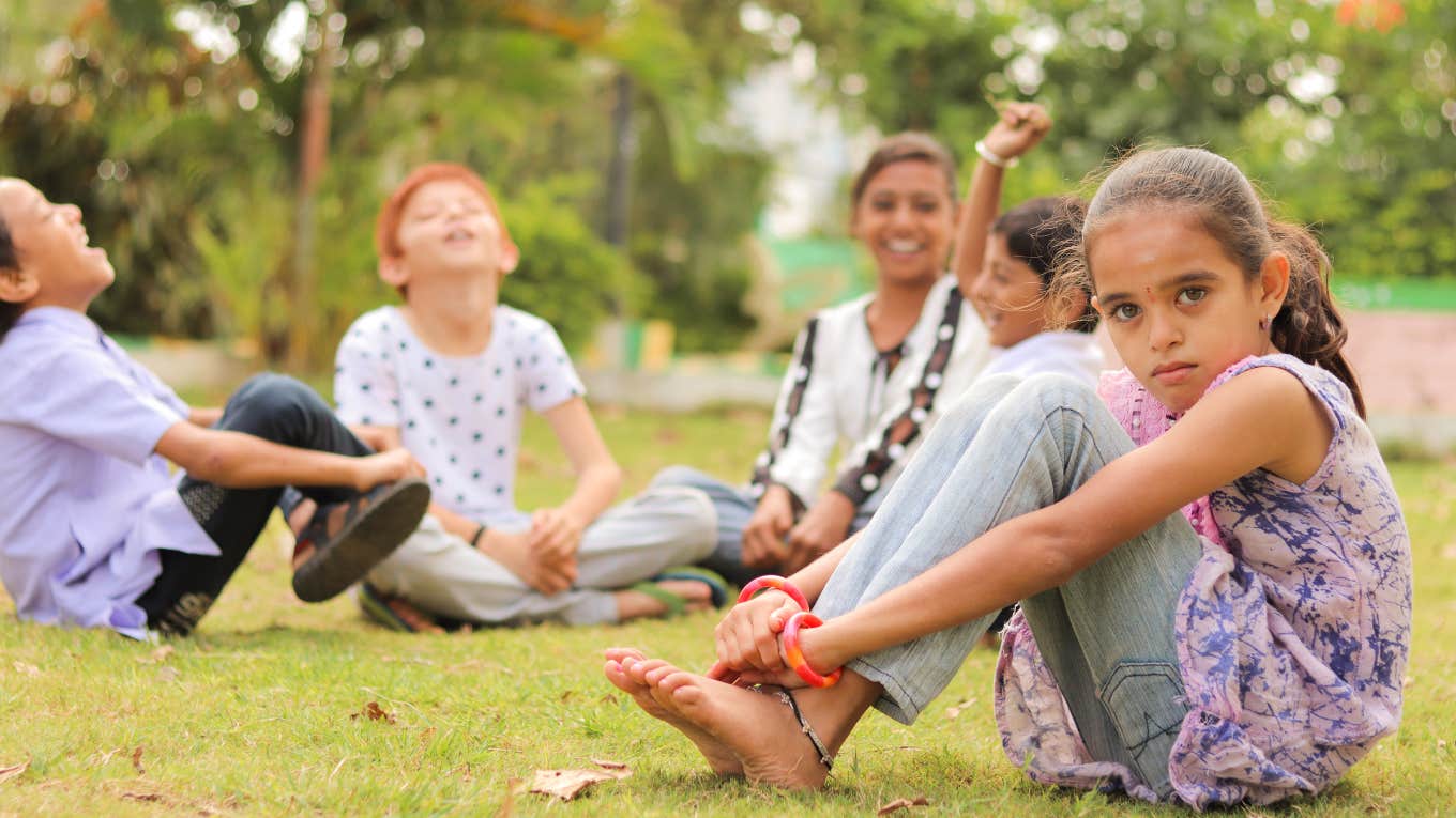 Dad Blames The Sleepaway Camp After Discovering His 10-Year-Old Didn’t Shower For 2 Weeks little girl sitting apart from other kids