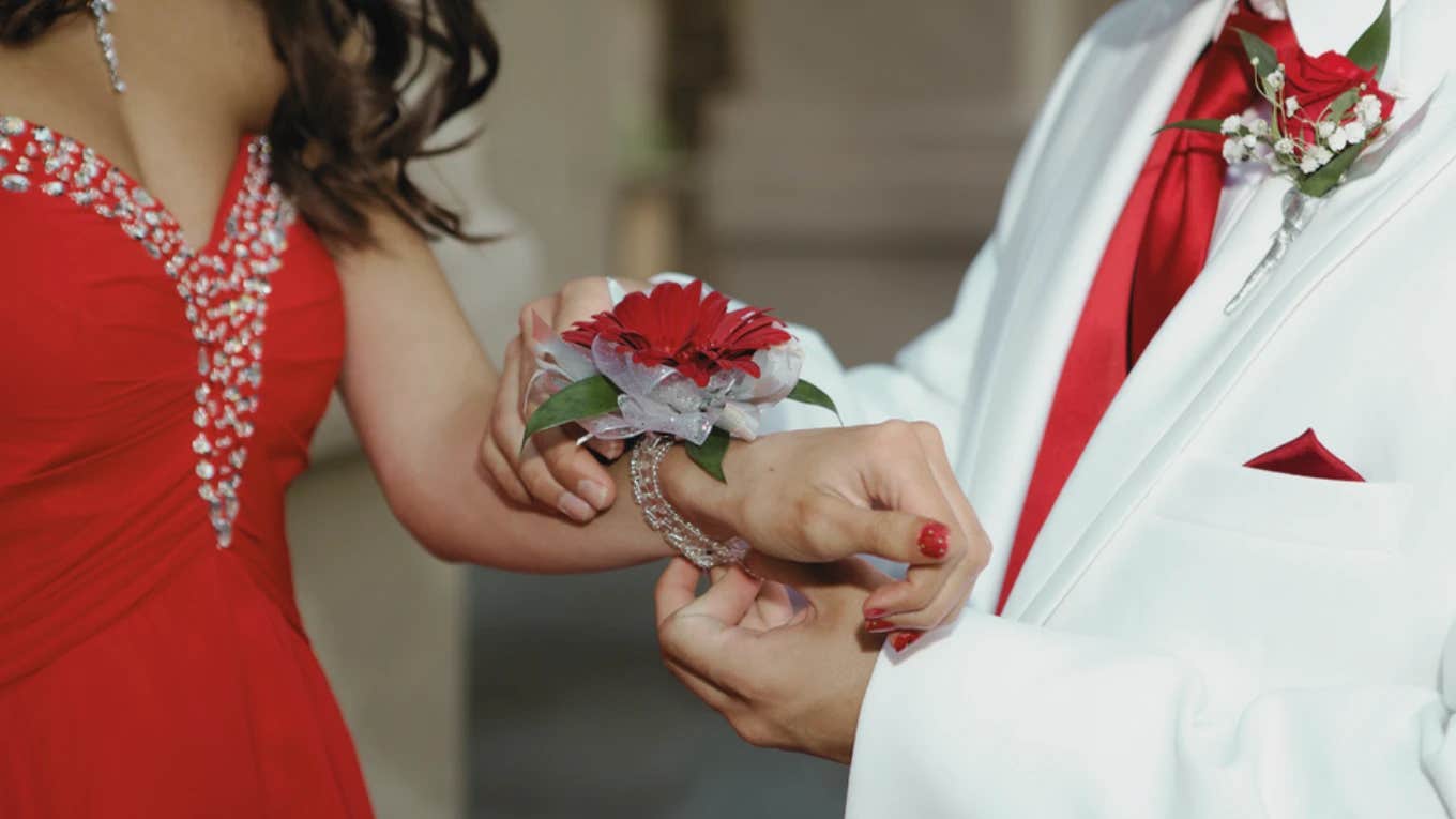 18-Year-Old’s Family Reveals Their Thoughts On Him Dating A Woman Who’s 23 Couple going to prom