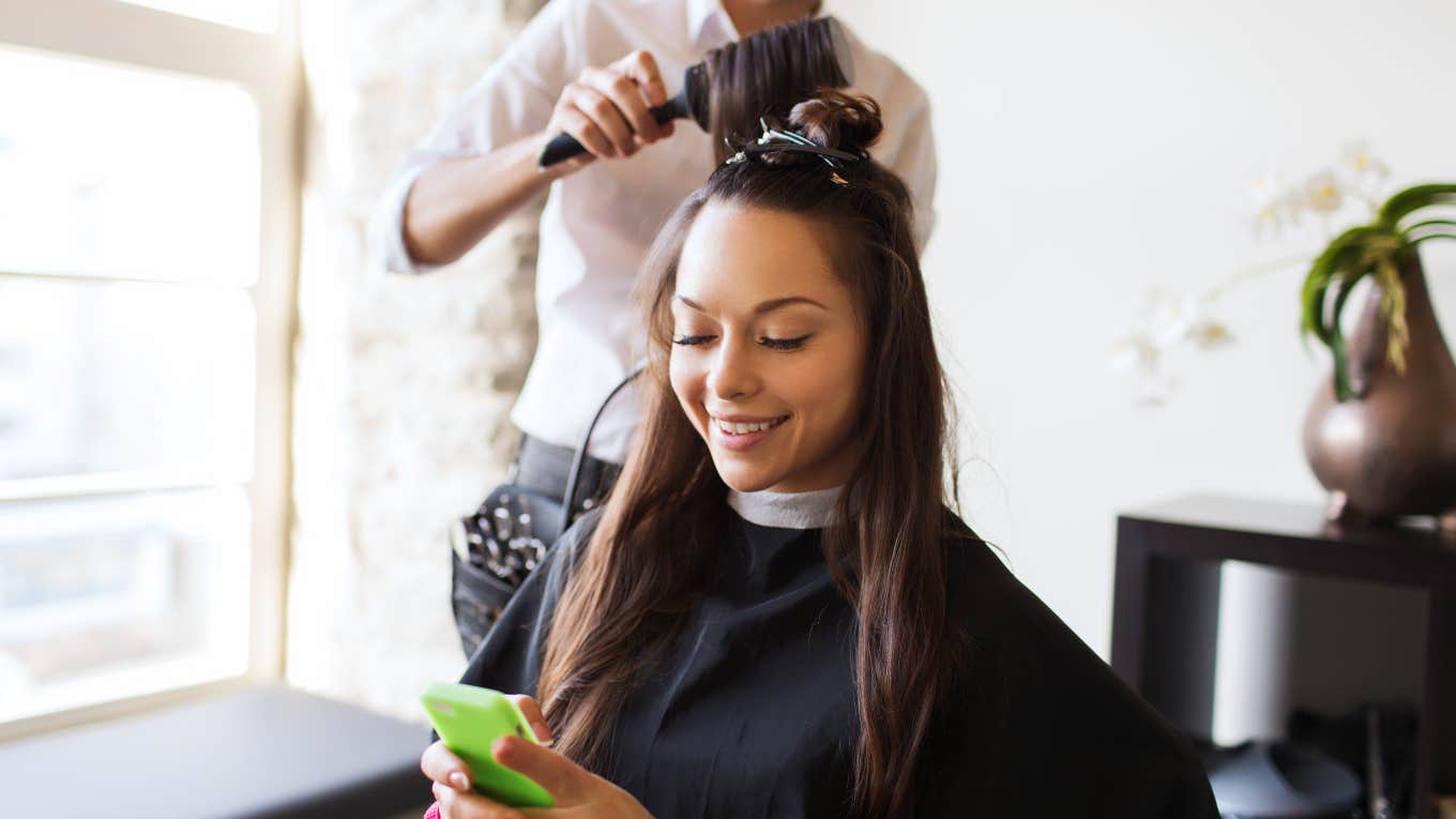 Gen-Z Girl Says Her Friends No Longer Send Memes To Each Other girl getting her hair done while looking at her phone