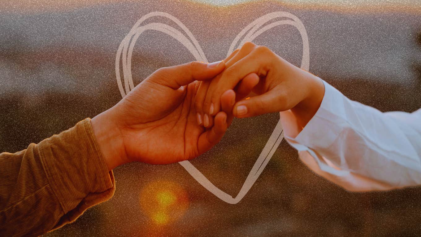 Little Signs You're A Hopeless Romantic Hopelessly romantic couple holding hands