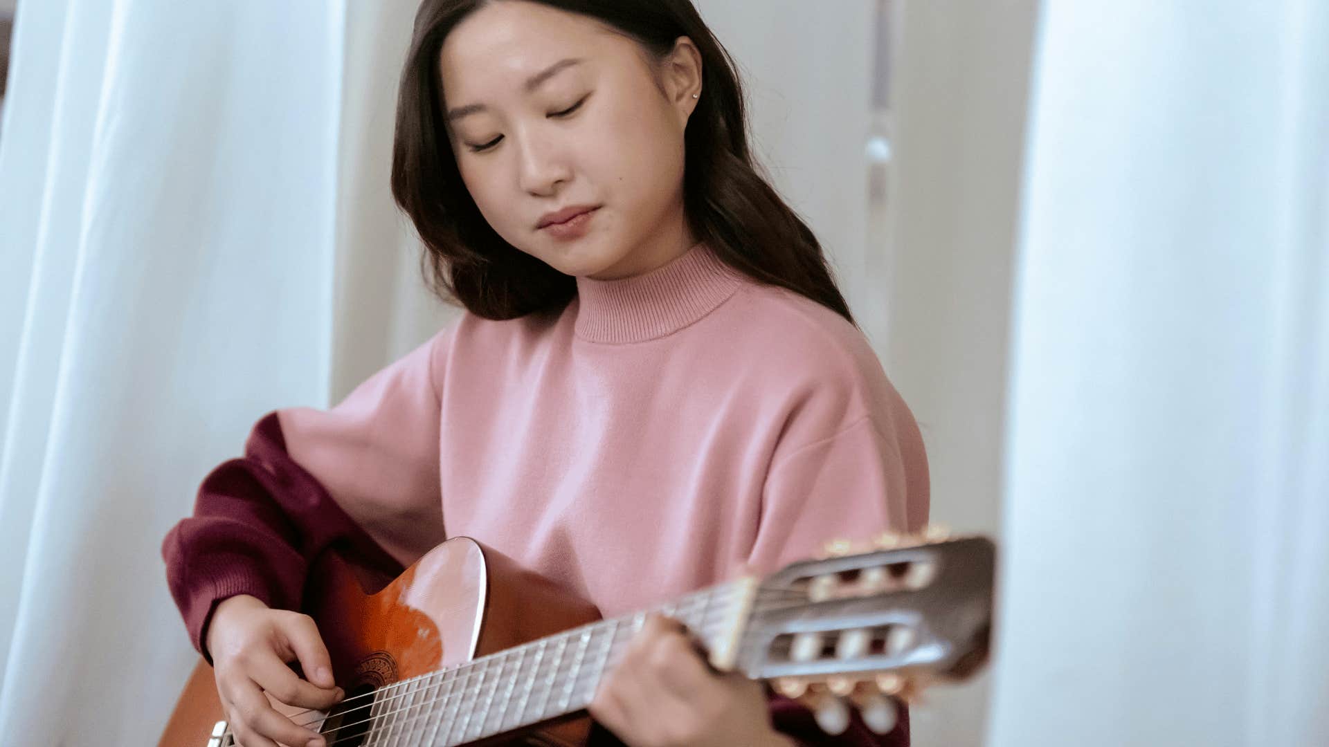 woman playing the guitar