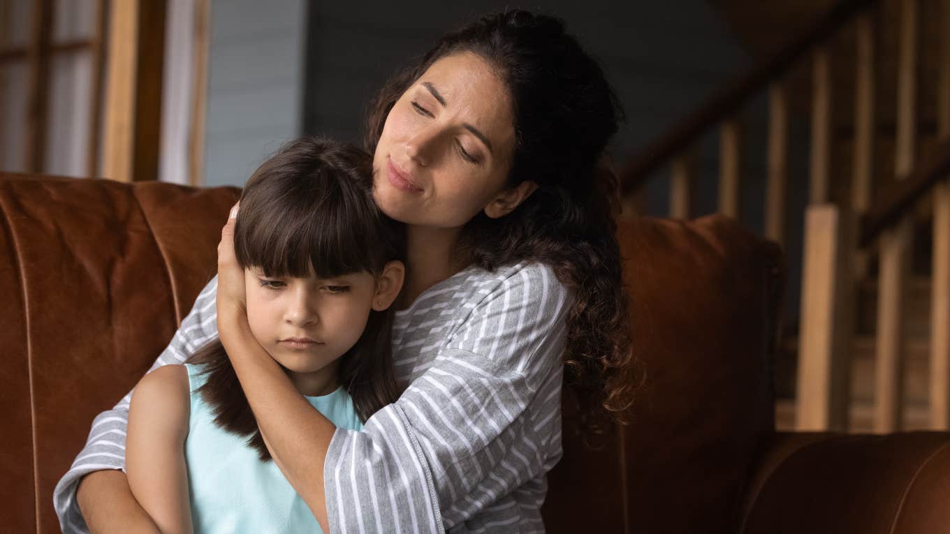 Mom Shares 10 Rules With Her Little Girl Before They Move Into A Homeless Shelter mom hugging her daughter