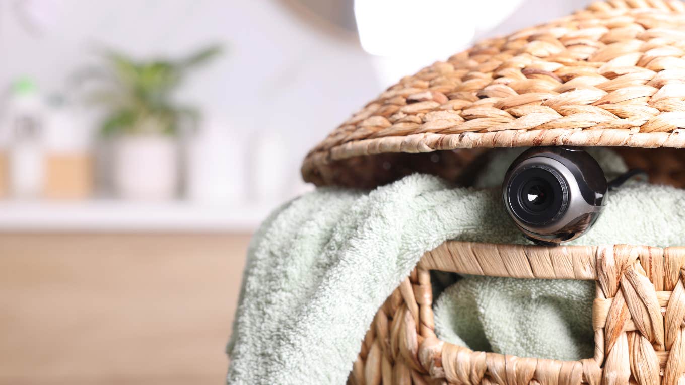 Nanny Found A Hidden Camera In The Bathroom's Smoke Detector While Working For A Family Hidden camera in bathroom
