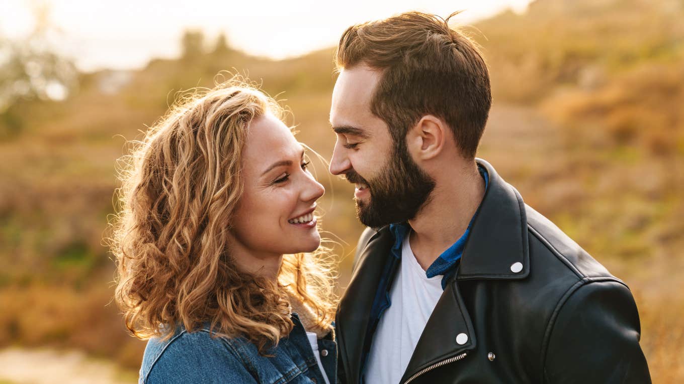 Old-Fashioned Relationship Habits We Should Bring Back happy smiling couple