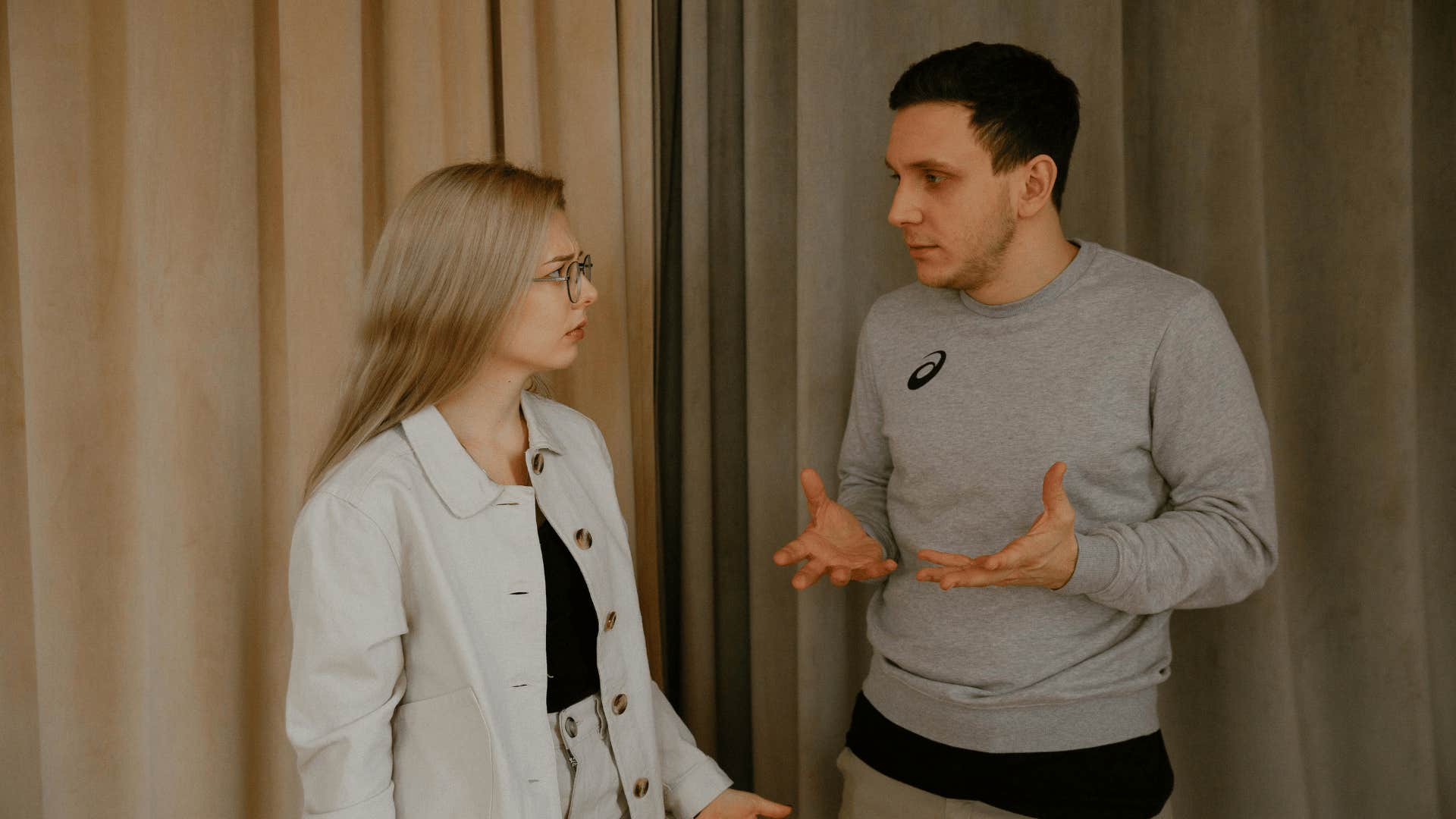 man telling woman he won't commit