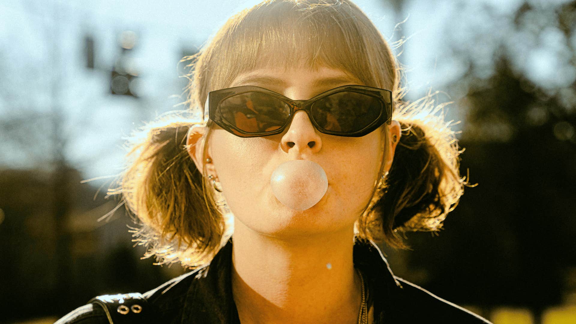 woman chewing gum to control the situation