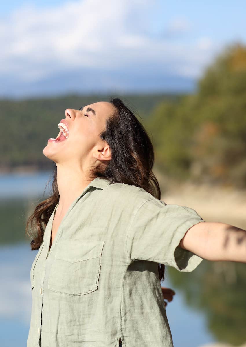 She screams to the sky feeling trapped in emotional pain