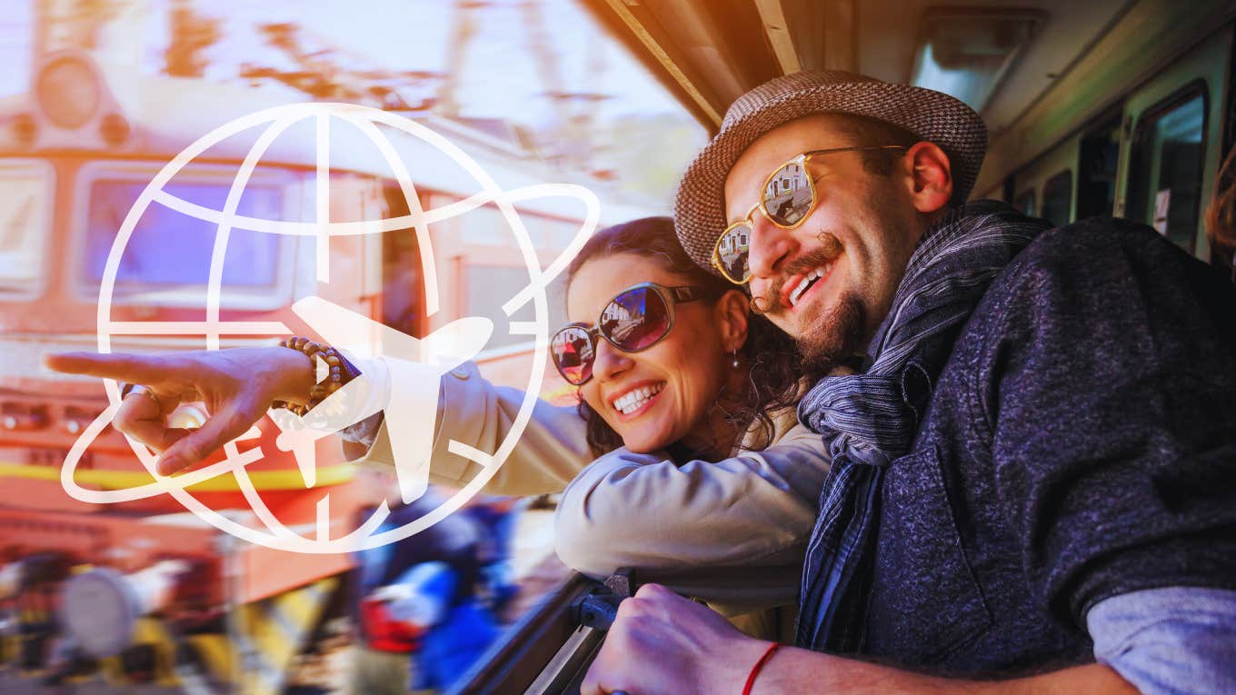'Tourist-Approved' Tips For Traveling Together As A Couple Tourist couple is happy they know the best tips to travel together.