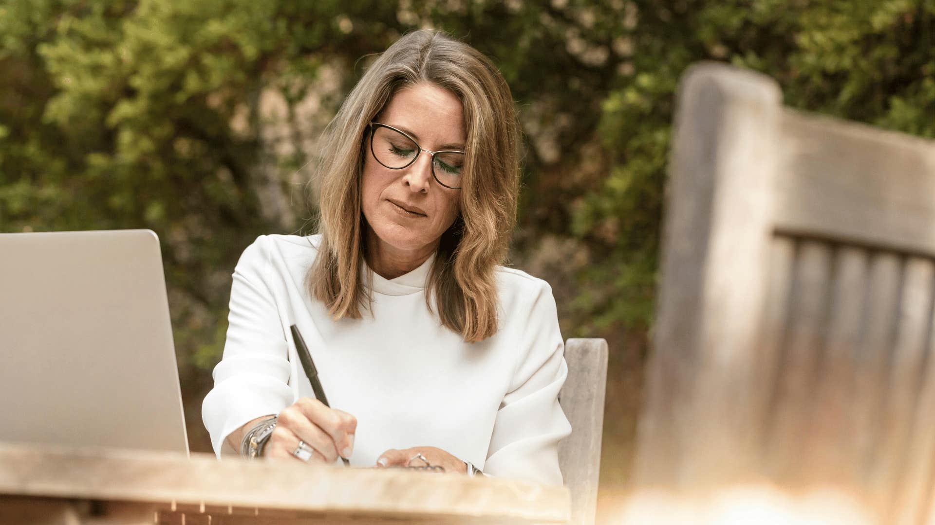 productive woman creating tasks