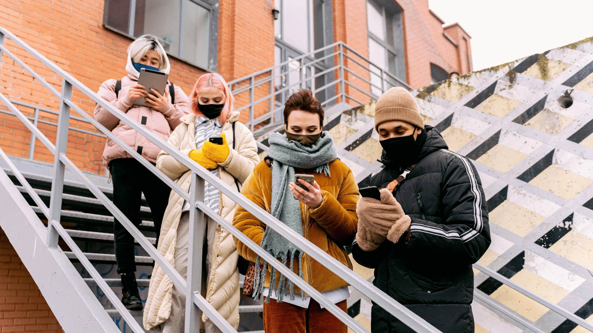 people distracted by phones