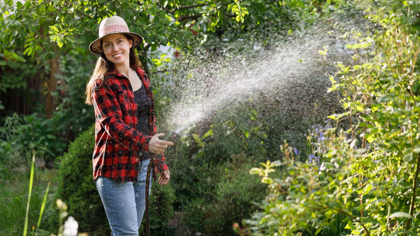 Boomer Neighbor Chops Down Woman’s Garden After Her Sprinklers Misted His Fence Young woman watering her garden